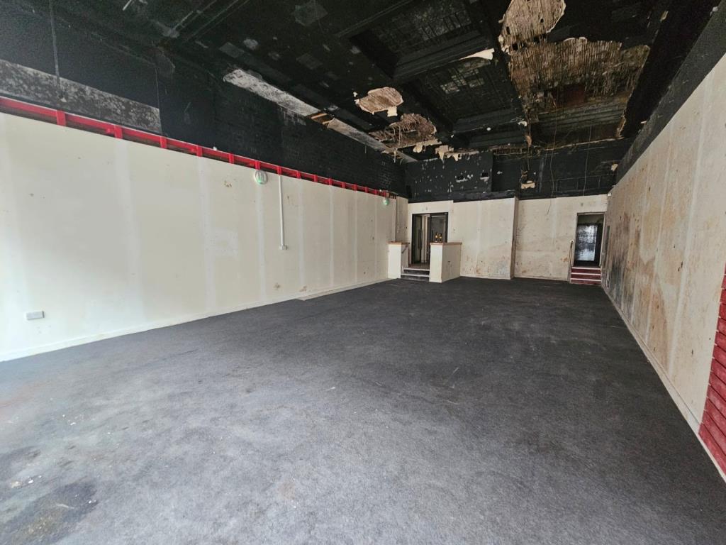 Lot: 68 - VACANT DOUBLE FRONTED SHOP UNIT FOR IMPROVEMENT - 
